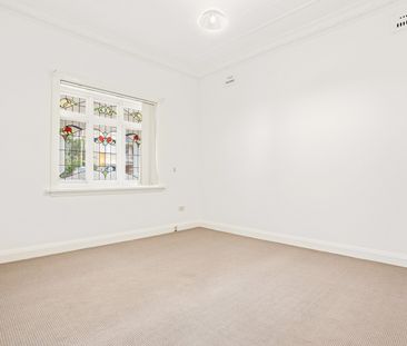 Immaculate Three-Bedroom Family Home with Gas Cook-Top, Double Carp... - Photo 2