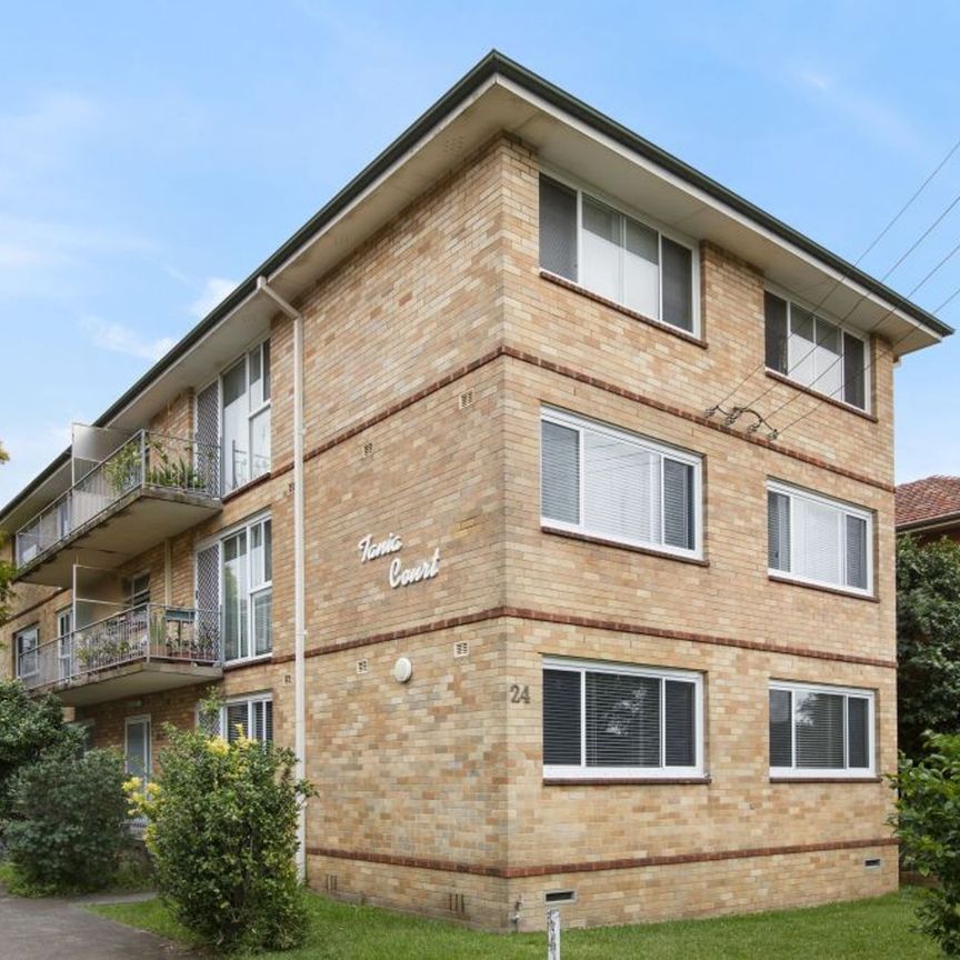 Spacious 2 Bedroom Apartment with Lock up Garage - Photo 1