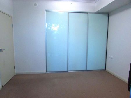 One Bedroom Apartment with Courtyard, Opposite Kogarah Station - Photo 2