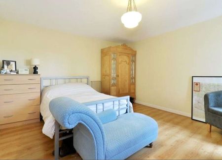 A well proportioned 1 bedroom apartment situated on the second floor of this popular development located in central Wapping. - Photo 2