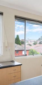 Spacious, Light Filled Two bedroom Apartment - Photo 3