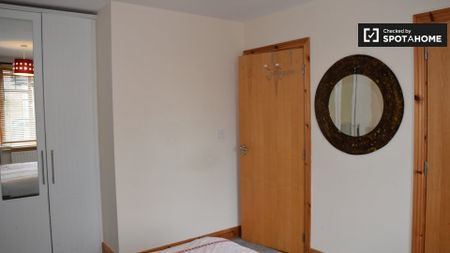 Room to rent in 3-bedroom house in Clonsilla, Dublin - Photo 2