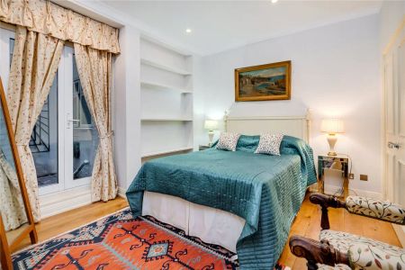 3 bedroom flat in South Kensington - Photo 5