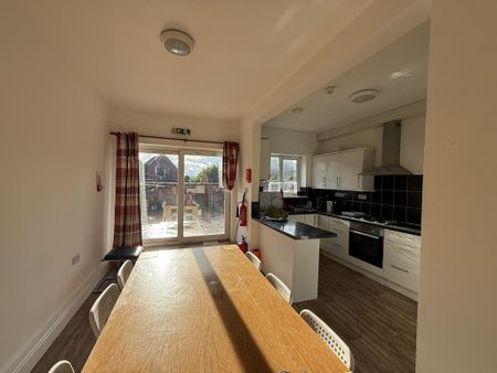 6 bedroom detached house to rent - Photo 5