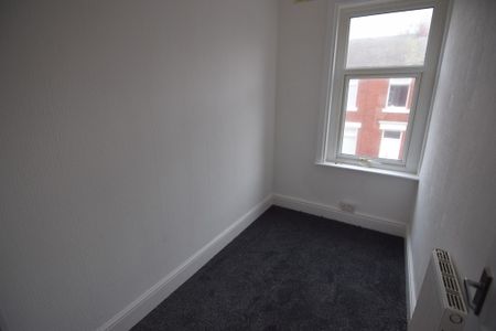 To Let 3 Bed Mid Terraced House - Photo 3