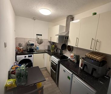 Studio Flat, Goosander Court, NW9 - Photo 2