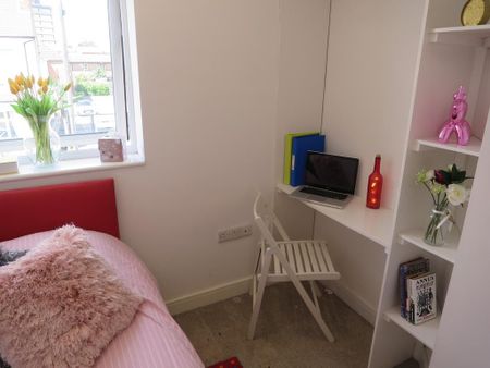 3 bedroom flat to rent - Photo 4