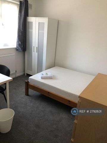 4 bedroom end of terrace house to rent - Photo 4