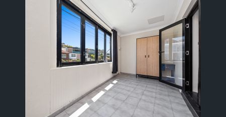 Bright, Spacious & Ultra-Convenient Coastal Apartment - Photo 3