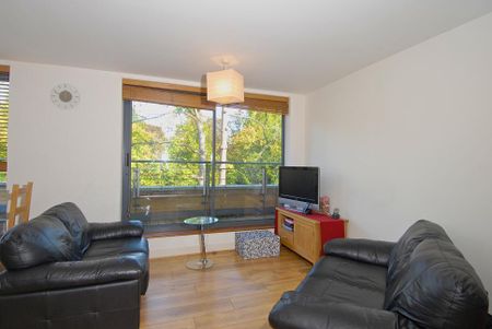 3 bedroom flat to rent - Photo 2