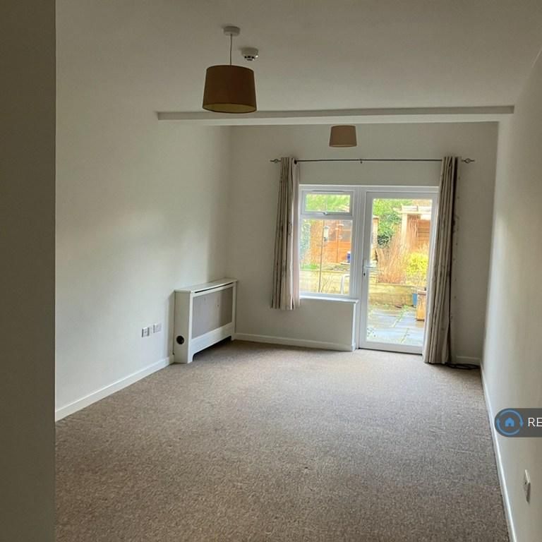1 bedroom in a house share to rent - Photo 1