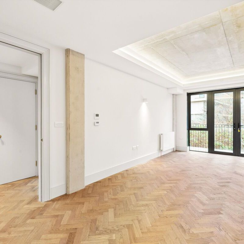 A renovated first floor 'warehouse style' 1 bedroom flat located in W10. - Photo 1