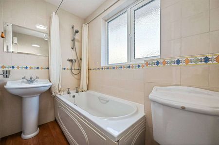 One bedroom terraced house in a highly sought after area. Offered part furnished and available now. - Photo 4