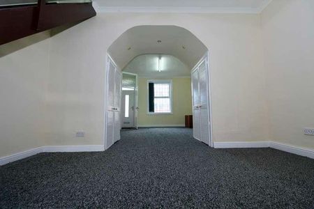 Oldham Road, Rochdale, OL11 - Photo 2