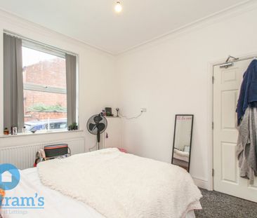 References Pending - 5 bed Mid Terraced House - Photo 4