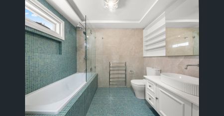 Renovated Sandstone Cottage in Sought-After Queens Park - Photo 3