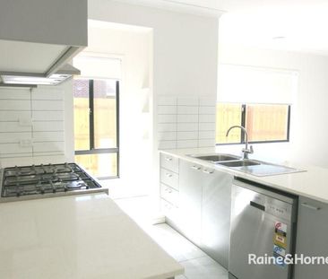 "MODERN 4 BEDROOM FAMILY HOME!" - Photo 6