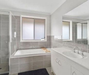 Four Bedroom House with Ducted AC! - Photo 5