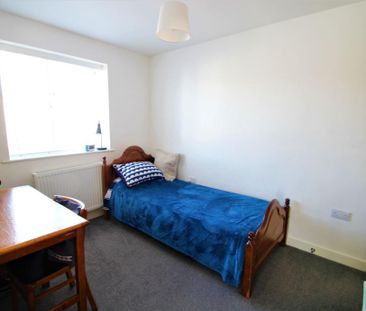 3 bedroom end of terrace house to rent - Photo 2