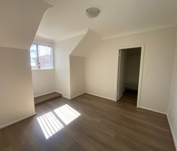 Spacious 3 Bedroom, 3 Bathroom Home Found In Quiet Block Of 4, Refu... - Photo 6