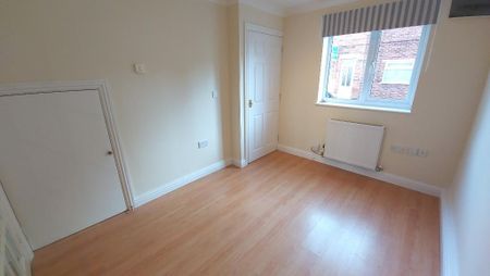 3 bedroom terraced house to rent - Photo 2