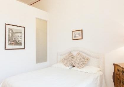 Center-Historic Jewish Quarter: Elegant apartment situated in beautiful Palazzo Nobiliare. Entrance, spacious living with original wood frescoed ceilings, large modern dining and kitchen, 4 bedrooms, 4 Baths, small terrace. #1527