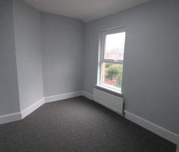 3 bedroom end of terrace house to rent - Photo 4