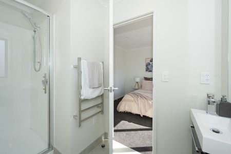 This contemporary two-bedroom, two-bathroom townhouse on Charlemont Street offers open-plan living with a modern kitchen, heat pump for year-round comfort. - Photo 2