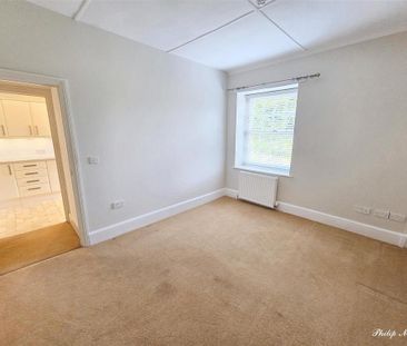 3 bedroom apartment to rent - Photo 4