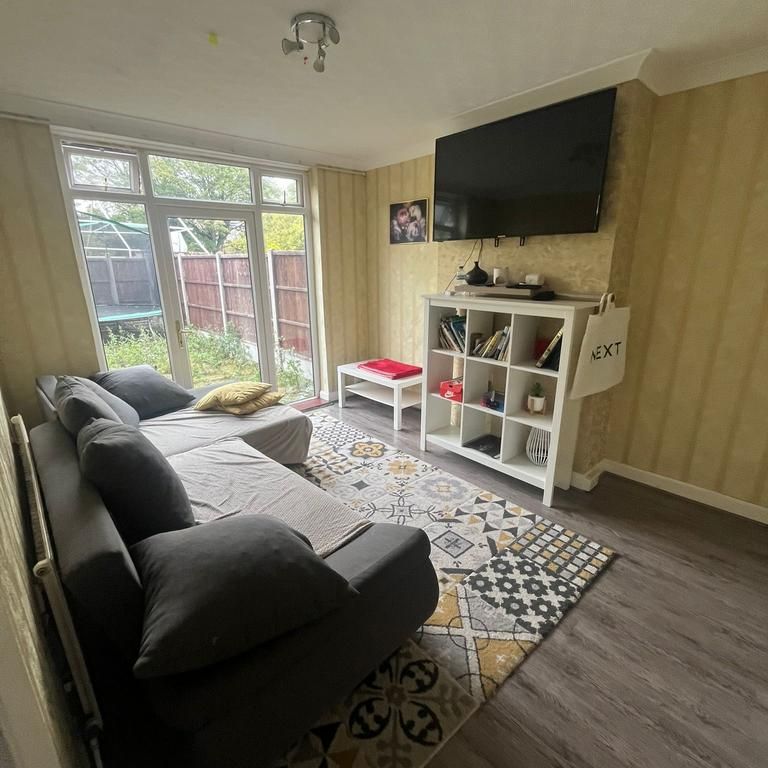 3 bedroom semi-detached house to rent - Photo 1