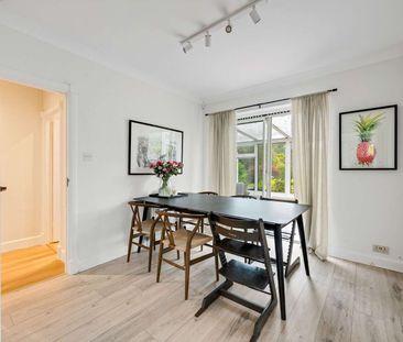 An elegant family home on a prestigious private road with superb west-facing garden. - Photo 2