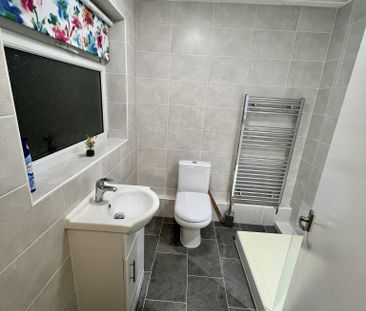 Well Presented 2-Bed Home Close to Local Amenities & Transport Link... - Photo 6