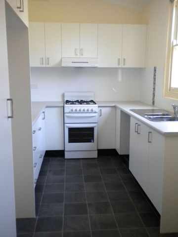 Beautifully presented three bedroom freestanding home in excellent location. - Photo 5