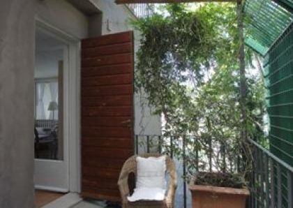 Center-Popolo: Excellently restored 1 bedroom, living, bath, terrace with views. Sleeps 4. Ref 848