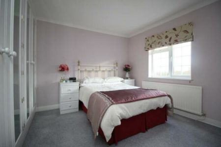 3 bedroom Property to rent - Photo 4