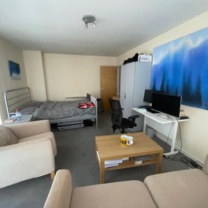 1 bedroom in a flat share to rent - Photo 2