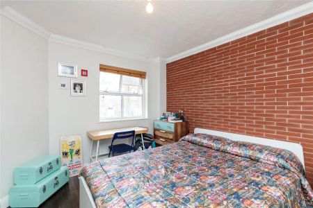 2 bedroom flat in London - Photo 5