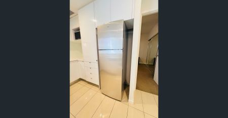 Furnished ! 1 BED ROOM+1 BATHROOM+1 CAR PARK in Great location - Photo 2