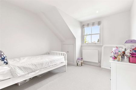 An exceptional five bedroom house well positioned for Clapham Common and Clapham South stations. - Photo 5