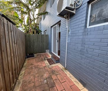 Secure living in a quiet block - Photo 4