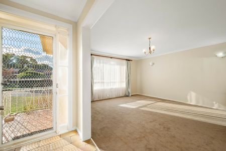 Easy Living in Evatt! - Photo 2