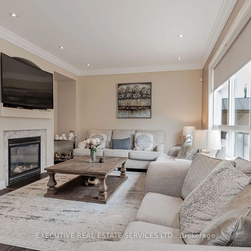 Detached Home For Lease | W9253315 - Photo 1