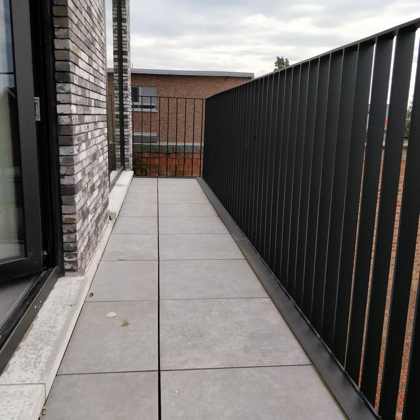 Appartement met 2 slaapkamers, terras en parkeerplaats - Photo 1