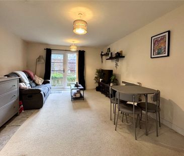 Kestrel Road, Farnborough, Hampshire, GU14 - Photo 2