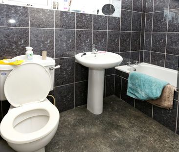 Terraced House to rent on - Photo 6