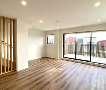 Beautiful 3 Bedroom Townhouse in Hobsonville - Photo 3