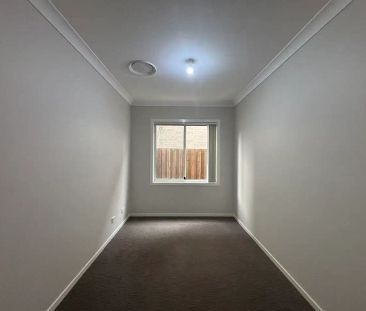 “Spacious family house in Schofields” - Photo 2