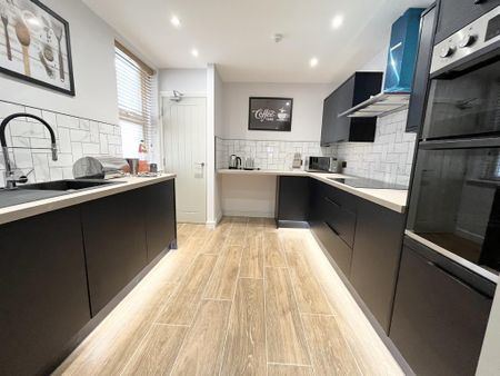 1 bedroom in a house share to rent - Photo 3