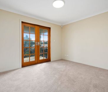 SPACIOUS HOME NESTLED IN QUIET LOCATION - BROADBEACH WATERS - Photo 1