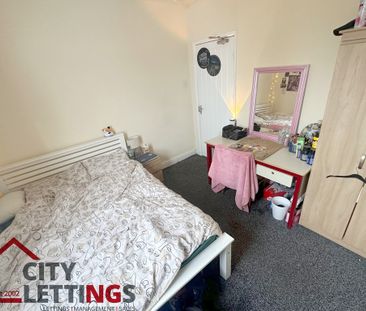 8 Bedroom Semi-Detached House - Photo 3